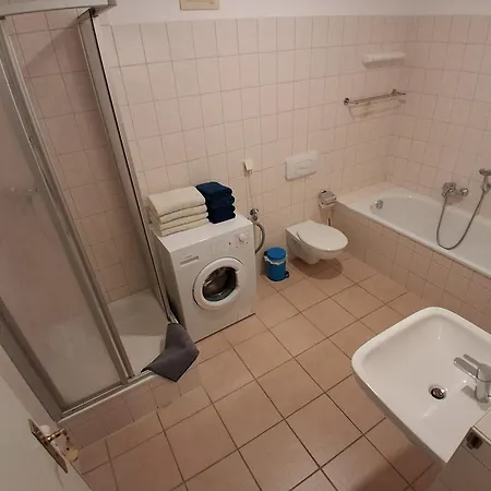 Geräumige Stadtwohnung Mit Balkon *