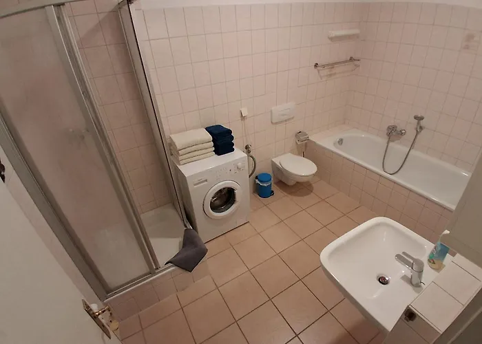 Geraeumige Stadtwohnung Mit Balkon *